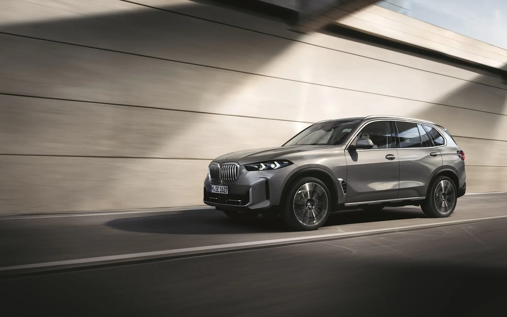 BMW X5 A X7 NYNÍ S M SPORTOVNÍM PAKETEM A SADOU ZIMNÍCH KOL V CENĚ VOZU.