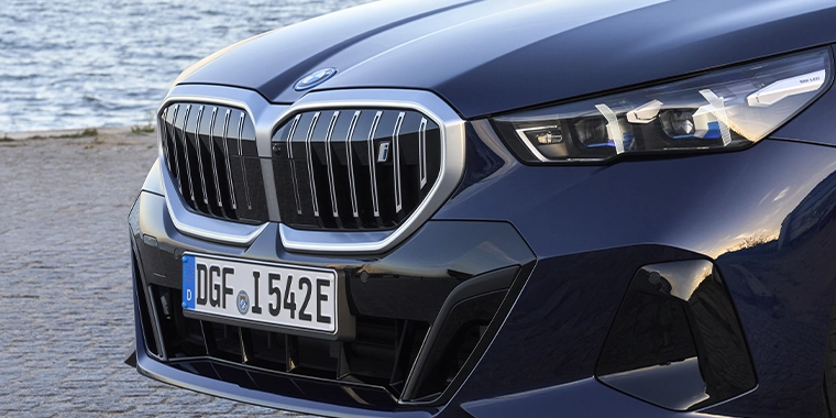 NOVÉ BMW i5 Sedan