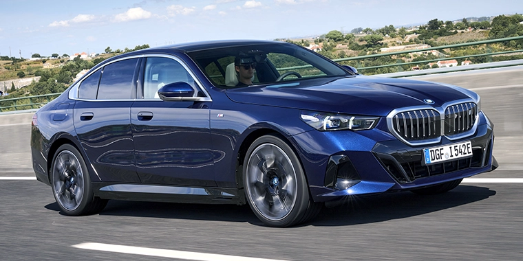 NOVÉ BMW i5 Sedan