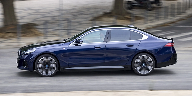 NOVÉ BMW i5 Sedan