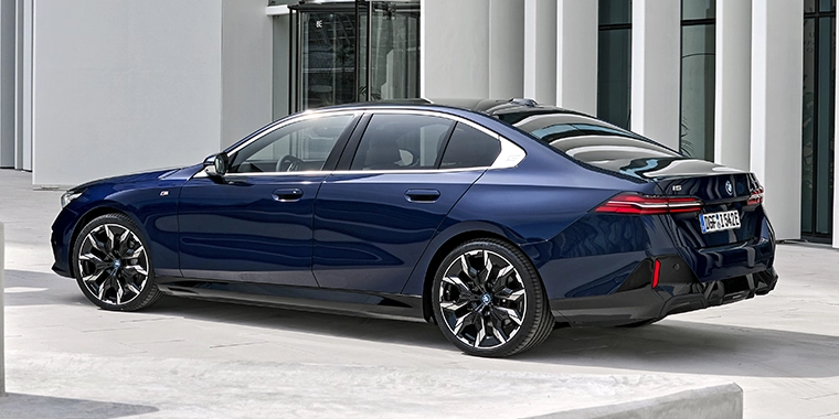 NOVÉ BMW i5 Sedan