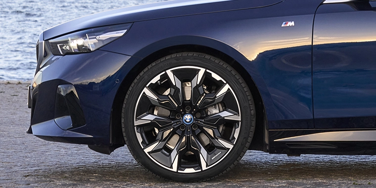 NOVÉ BMW i5 Sedan